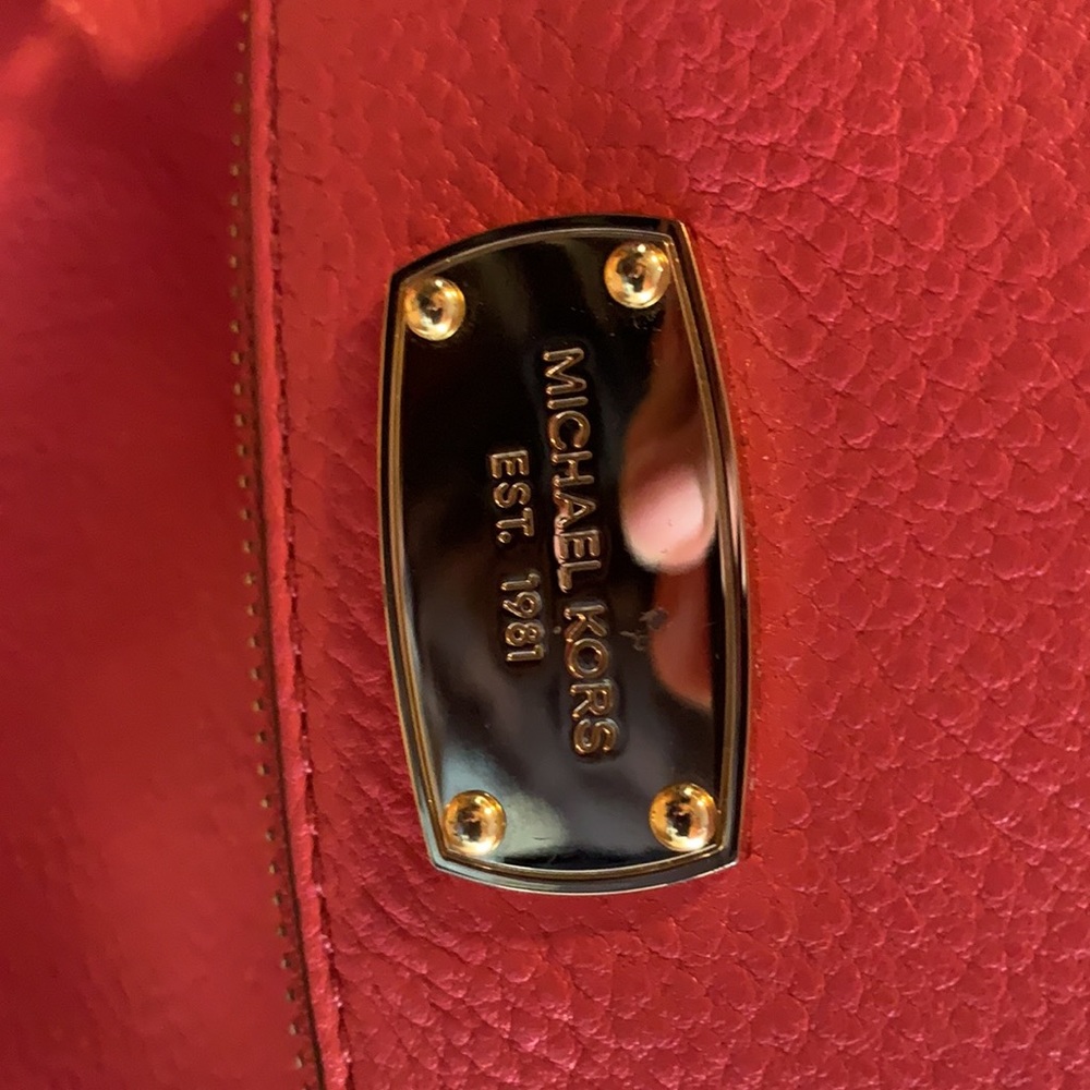 Authentic Michael Kors Leather Crossbody purse - Picture 2 of 11